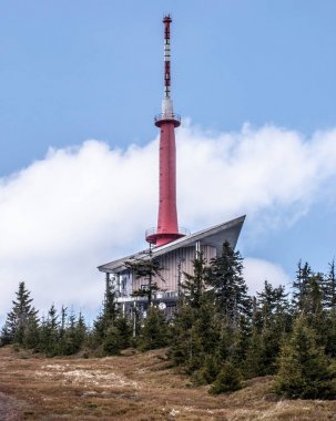 İletişim kulesi Lysa hora tepe Çek Cumhuriyeti dağlarında Moravskoslezske Beskydy üzerinde