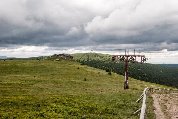 Petrovy kameny og Praded hills i Jeseniky-fjellene i Tsjekkia – stockfoto