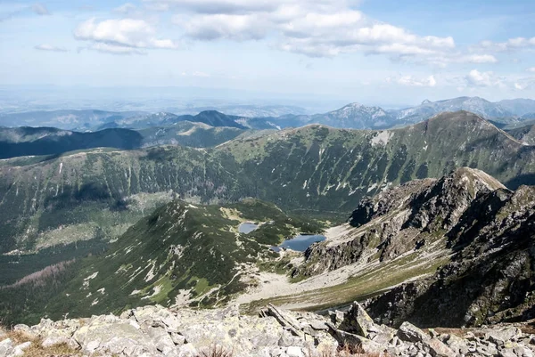 Rohacske plesa lagos com picos acima de Hruba kopa pico em montanhas Tatras ocidentais na Eslováquia — Fotografia de Stock