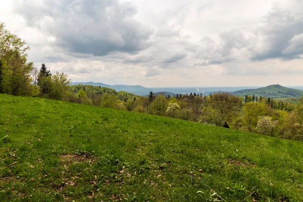 Blick von der Wiese unter dem Velka cantoryje Hügel im Frühling slezske beskydy auf tschechisch - polnische Grenzen — Stockfoto