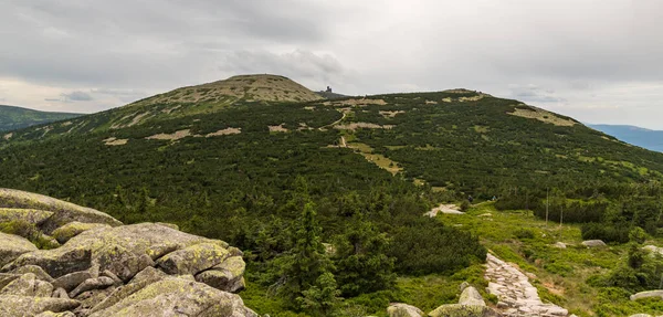 Velky Sisak, Vysoke kolo och Vysoka planerar kullar från Muzske kameny i Krkonose bergen på tjeckisk-polska gränser — Stockfoto