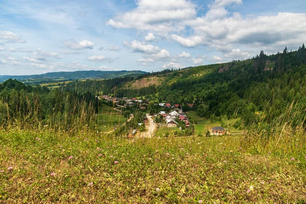 斯洛伐克周围丘陵地带的Nova Bystrica村 — 图库照片