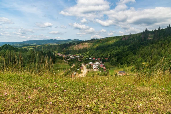 Nova Bystrica villaggio con colline circostanti in Slovacchia Foto Stock Royalty Free