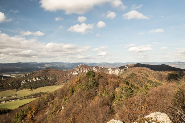 Vista desde la colina Kecka en otoño Sulovske montañas skaly en Eslovaquia —  Fotos de Stock