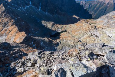 Slovakya 'daki Vysoke Tatry Dağları' nda Vysne Terianske Pleso Gölü ile Nefcerka Vadisi 'nin yüksek kesimlerinde.