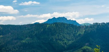 Daha yüksek Maly Rozsutec, Velky Rozsutec ve Slovakya 'daki Mala Fatra dağlarındaki Stoh tepeleri ile Kysucka vrchovina dağlarındaki Pupovv dağ sırtı