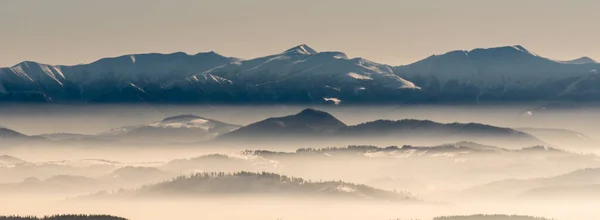 Högsta delen av Krivanska Mala Fatra bergskedja från Lysa hora kulle på vintern Moravskoslezske Beskydy bergen i Tjeckien — Stockfoto