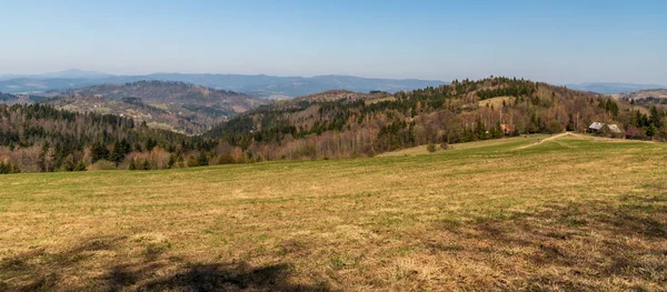 Uitzicht vanaf Vrchrieka heuvel in het voorjaar Javorniky bergen in Slowakije — Stockfoto