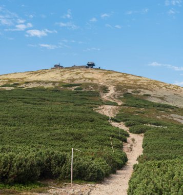 Krkonose dağlarındaki Snezka tepesi Czech-Polonya sınırlarında