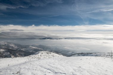 Kışın Barania Gora tepesinden Polonya 'daki Beskid Slaski dağlarının manzarası