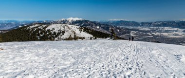 Slovakya 'daki Mala Fatra dağlarından kışın Mincol tepesinden inanılmaz manzara