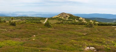 Krkonose dağlarındaki Snezne jamy 'nin yukarısındaki Czech-Polonya sınırındaki Vysoka planlama tepesinden manzara