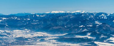 Velka Fatra ve arka plandaki en yüksek Nizke Tatry dağları Slovakya 'daki Mala Fatra dağlarındaki Sedlo Okopy bellow Mincol tepesinden