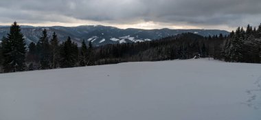 Çek Cumhuriyeti 'ndeki Kolarova chata na Slavici' nin kışın gördüğü manzara Moravskoslezske Beskydy dağları
