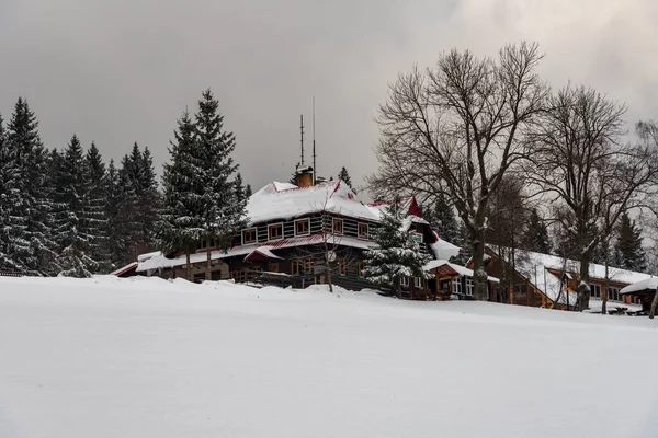 Cabaña en eslavo en invierno Moravskoslezske Montañas Beskydy en República Checa — Foto de Stock