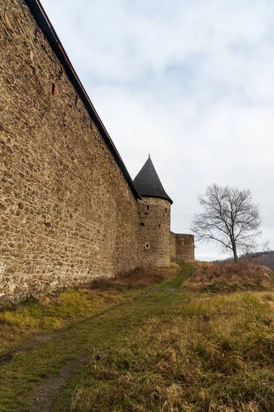 Mury obronne ruin zamku Helfstyn w Republice Czeskiej — Zdjęcie stockowe