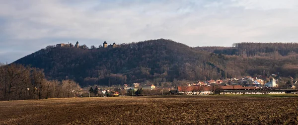 Tyn nad Becvou villaggio con Helfstyn rovine castello sopra nella Repubblica Ceca — Foto Stock