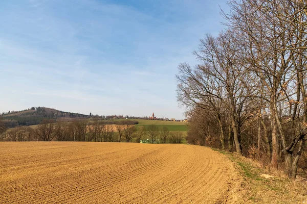Окружение Бузовского замка с полями, небольшими холмами и голубым небом в Чешской Республике — стоковое фото