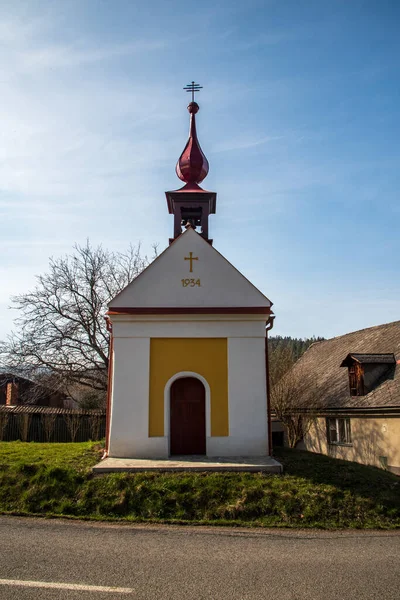 Kaple sv. Kaplica Jiri w części wsi Bouzov o nazwie Jerman w Republice Czeskiej — Zdjęcie stockowe