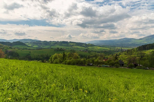 捷克共和国Vendryne村周围的滚动景观 布满了山丘 分散的定居点和乌云的蓝天 — 图库照片
