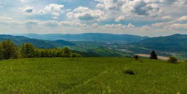 Vista Desde Cumbre Colina Magura Cubierta Por Prado Montaña Sobre —  Fotos de Stock