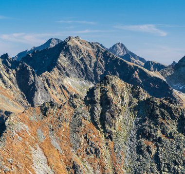 Rysy, Ladovy Stit, Lomnicky Stit ve Pysny Stit Slovakya 'daki Vysoke Tatry dağlarında muhteşem sonbahar gününde
