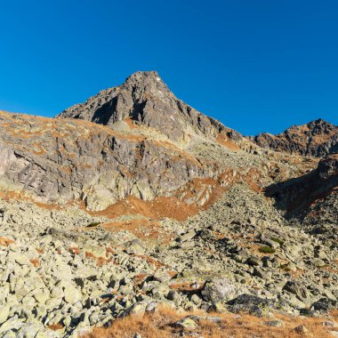 Slovakya 'daki Vysoke Tatry dağlarında, Strbsky Stit ve Hlinska veza dağlarının zirveleri, sonbaharda Mlynicka dolina vadisinin yüksek ucundaydı.