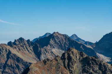 Vysoke Tatry sıradağları Ladovy stit, Rysy, Lomnicky stit ve Slovakya 'daki Vysoke Tatry dağlarında birkaç diğer tepe noktası ile muhteşem sonbahar günü