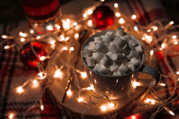 Copo Natal Com Marshmallow Guirlanda Luminosa Uma Tábua Madeira Xadrez — Fotografia de Stock