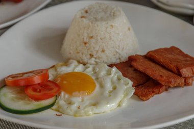 Filipino tarzı kahvaltı seti