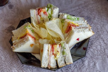 patates cipsi ile sandviç