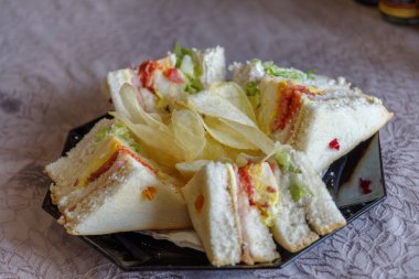 patates cipsi ile sandviç