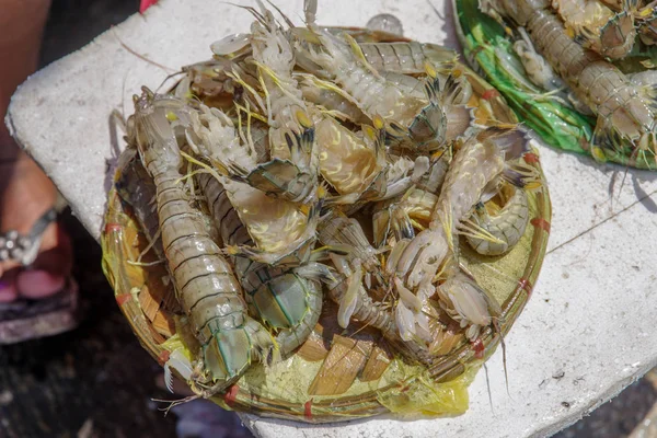 Crevettes sur le marché traditionnel — Photo