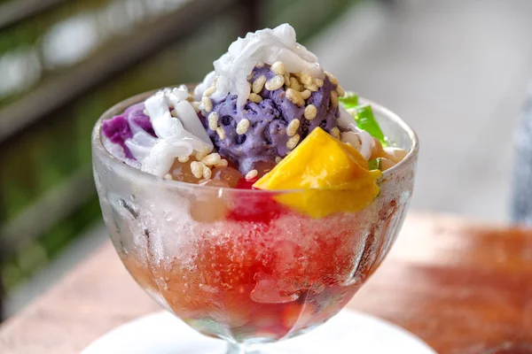 Popüler Filipinli tatlı Halo Halo
