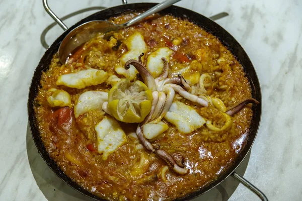 Paella de España y mariscos filipinos — Foto de Stock