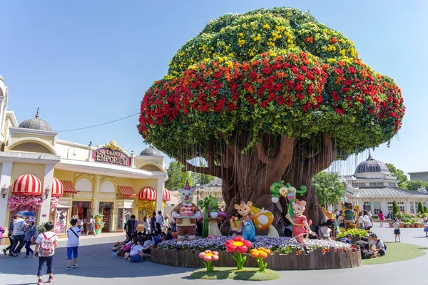 everland ağacında ile çiçek