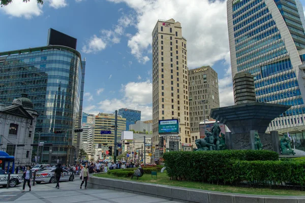 26,2016 Myeong-dong'daki ön kısmında Shinsegae yola bakabilir miyim