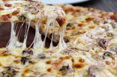 peynirli pizza plaka üzerinde