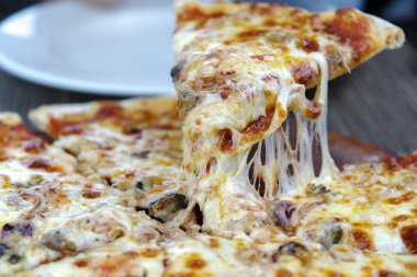 peynirli pizza plaka üzerinde