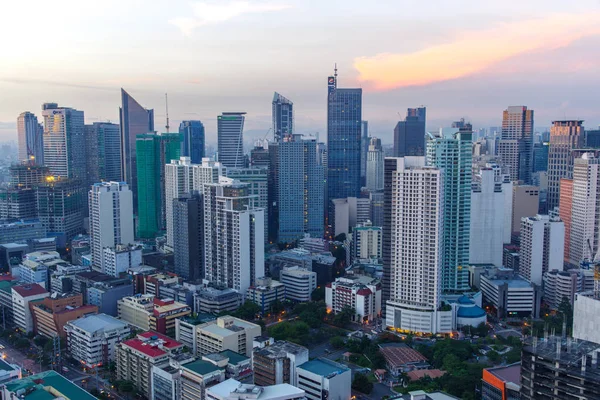 Makati city skyline görünümü