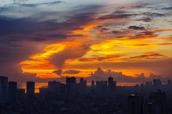 Pôr do sol em metro manila, filipinas — Fotografia de Stock