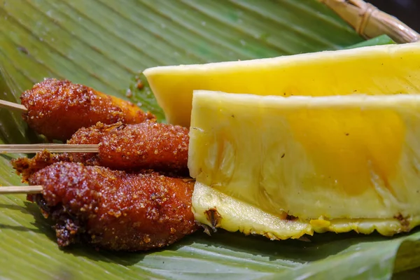 Філіппінська десерт turon (смажені банани) і ананас — стокове фото