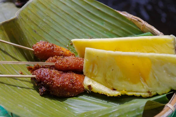 Filipino turon sobremesa (banana frita) e abacaxi — Fotografia de Stock