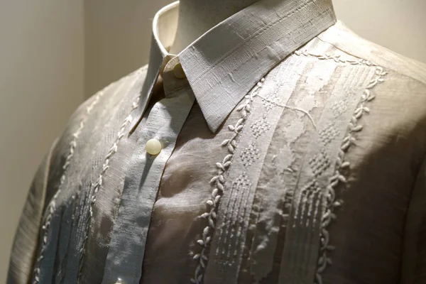  resmi gömlek ve ulusal barong tagalog