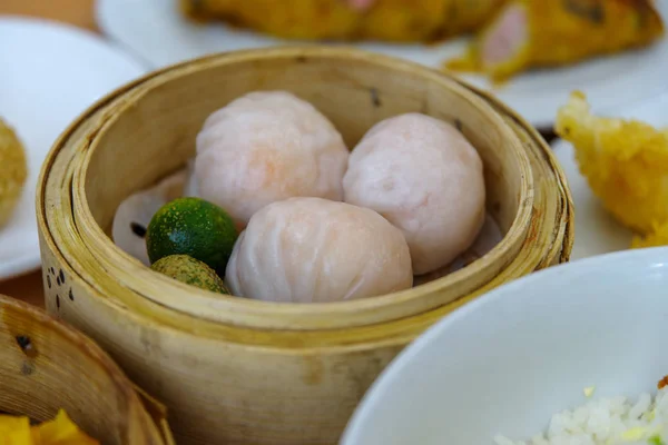 Hakaw is traditional Cantonese dumpling served in dim sum — Stock Photo, Image