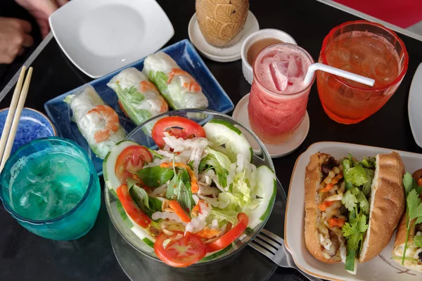 Ensalada vietnamita, banh mi y rollo fresco —  Fotos de Stock