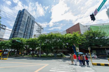 Eylül 10, 2017 insanlar yeşil önünde yaya geçiş