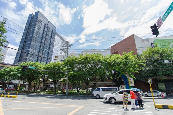 Eylül 10, 2017 insanlar yeşil önünde yaya geçiş