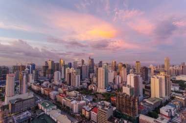 Gün batımında Makati manzarası. Makati Filipinler bir şehirdir
