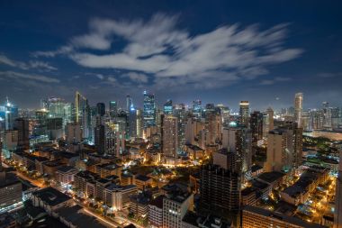 Gün batımında Makati manzarası. Makati Filipinler bir şehirdir